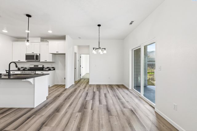 307 6th St, Benton City, WA 99320