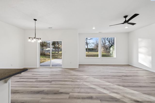 307 6th St, Benton City, WA 99320