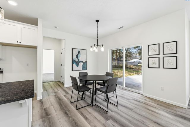 307 6th St, Benton City, WA 99320