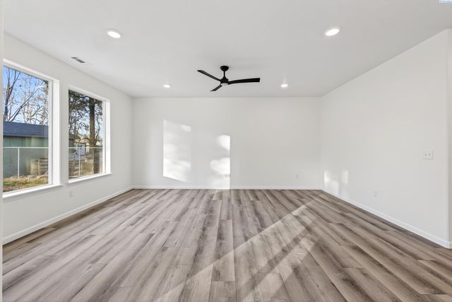 307 6th St, Benton City, WA 99320