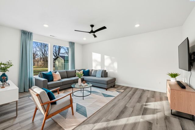 307 6th St, Benton City, WA 99320