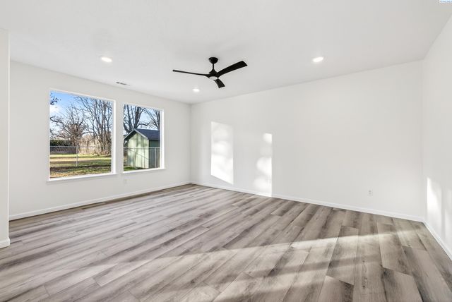 307 6th St, Benton City, WA 99320