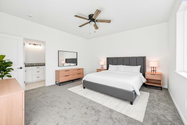 307 6th St, Benton City, WA 99320