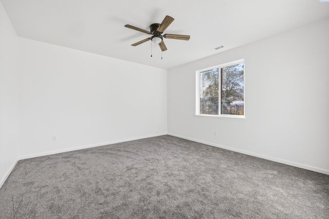 307 6th St, Benton City, WA 99320