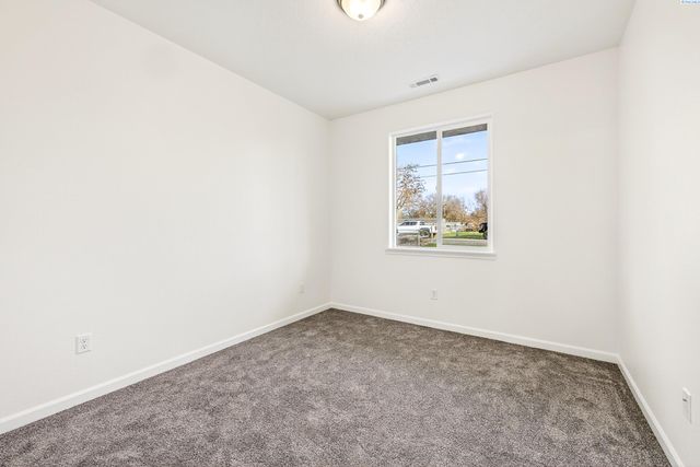 307 6th St, Benton City, WA 99320