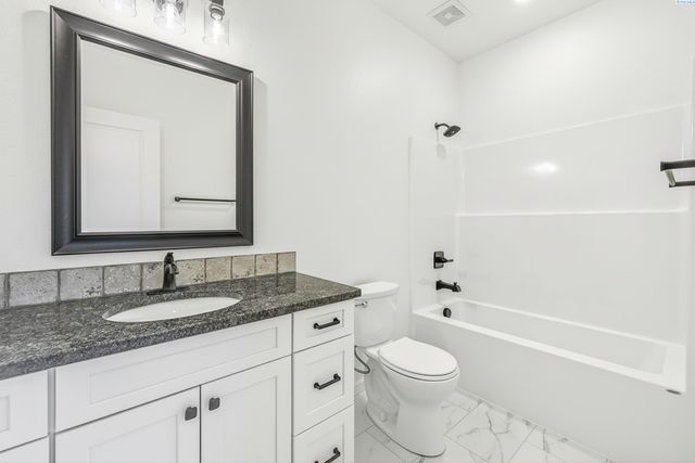 307 6th St, Benton City, WA 99320