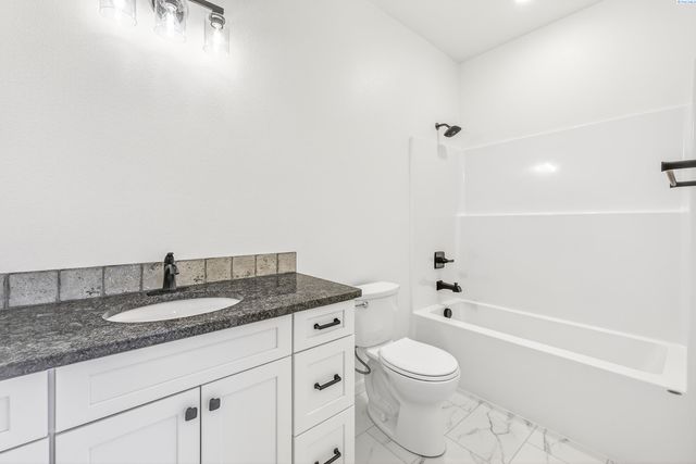 307 6th St, Benton City, WA 99320