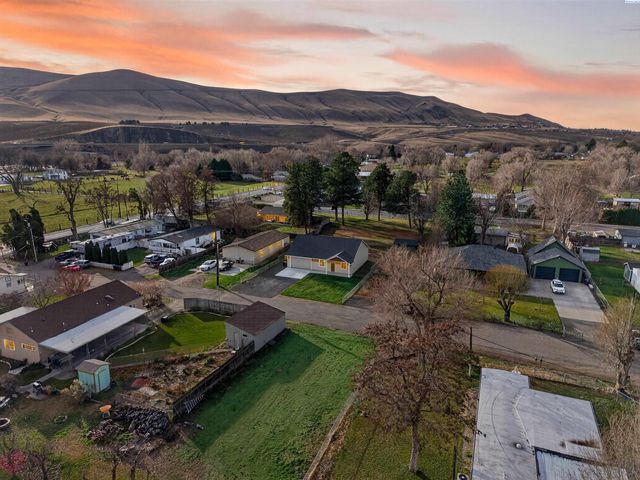 307 6th St, Benton City, WA 99320