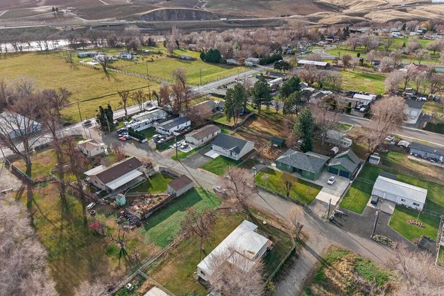 307 6th St, Benton City, WA 99320