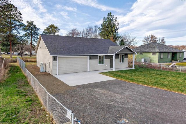 307 6th St, Benton City, WA 99320
