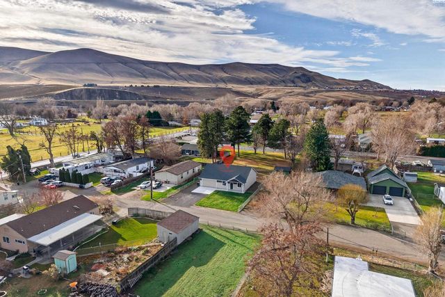 307 6th St, Benton City, WA 99320