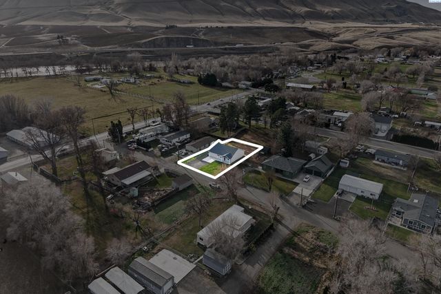 307 6th St, Benton City, WA 99320