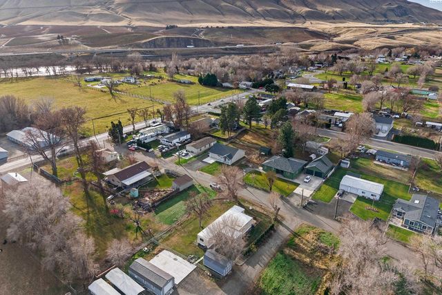 307 6th St, Benton City, WA 99320