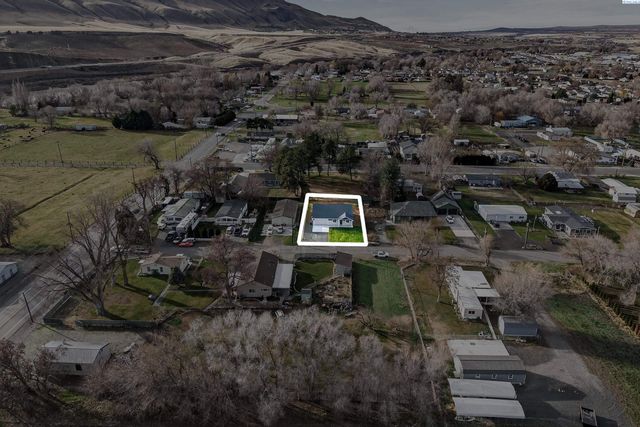 307 6th St, Benton City, WA 99320
