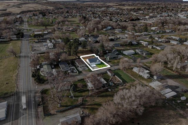 307 6th St, Benton City, WA 99320