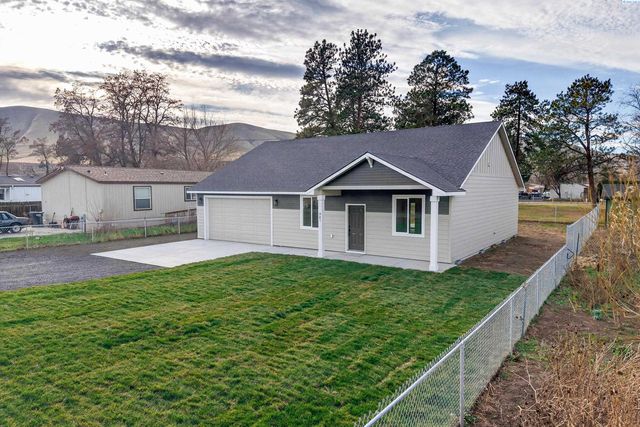 307 6th St, Benton City, WA 99320