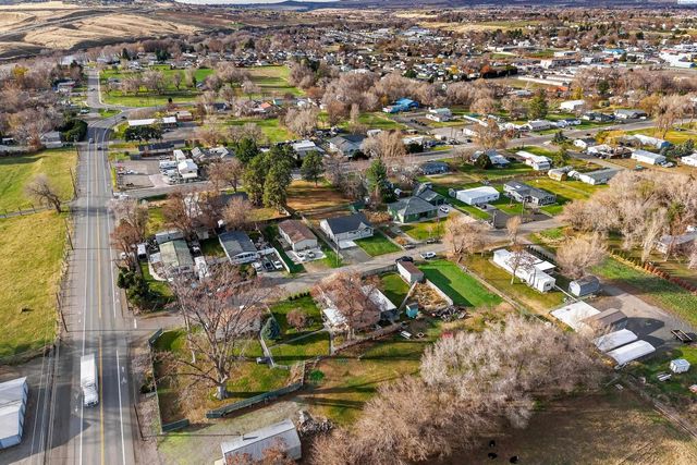 307 6th St, Benton City, WA 99320