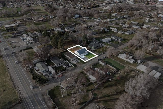 307 6th St, Benton City, WA 99320