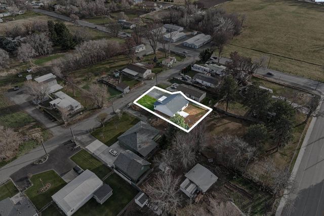 307 6th St, Benton City, WA 99320