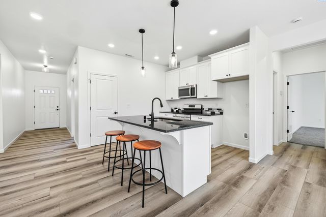 307 6th St, Benton City, WA 99320