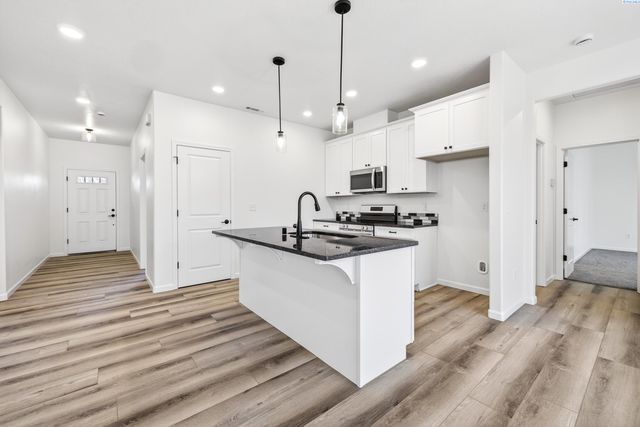 307 6th St, Benton City, WA 99320