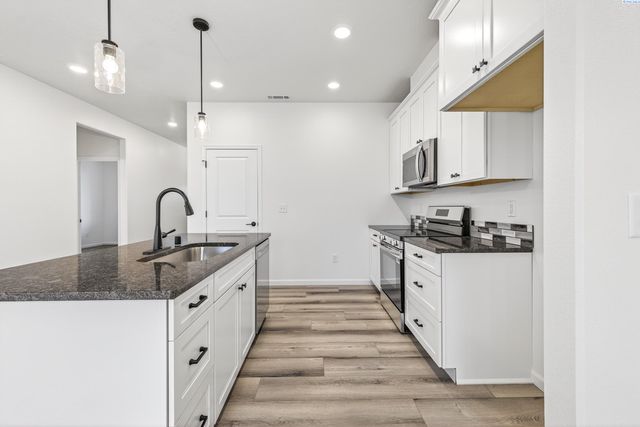 307 6th St, Benton City, WA 99320