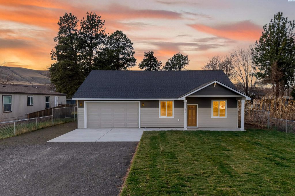 307 6th St, Benton City, WA 99320