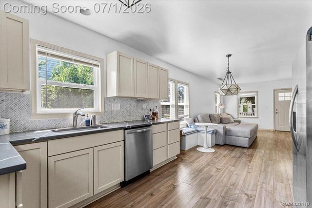 136 Mapledale Avenue, Hazel Park, MI 48030