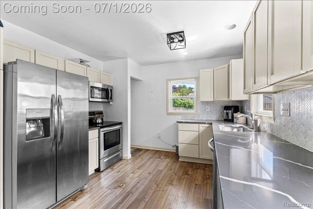 136 Mapledale Avenue, Hazel Park, MI 48030