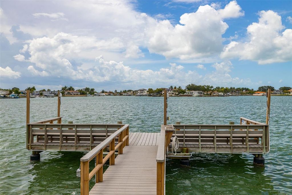 Image 36 of property listing at 533 SANDY HOOK ROAD, Treasure Island, FL 33706