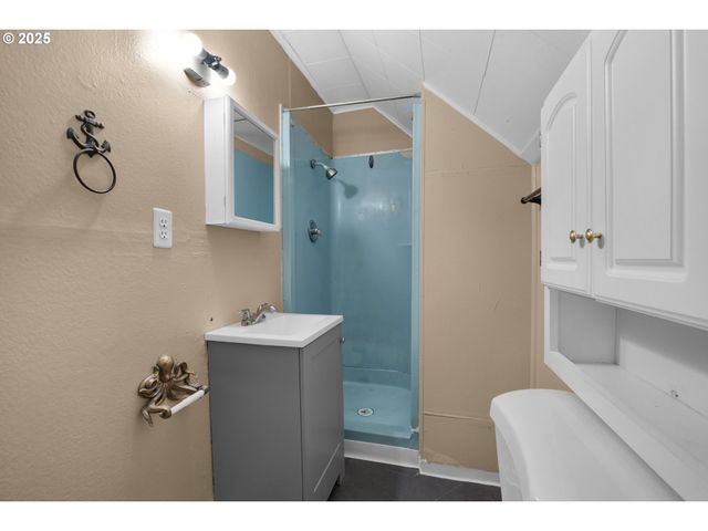 256 4TH St, Astoria, OR 97103