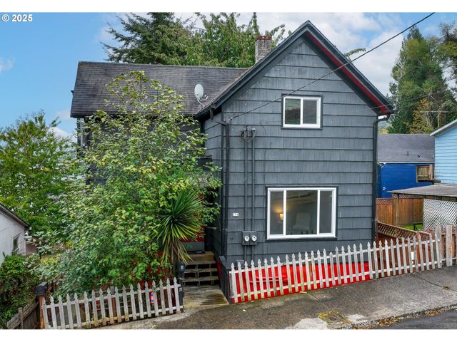 256 4TH St, Astoria, OR 97103