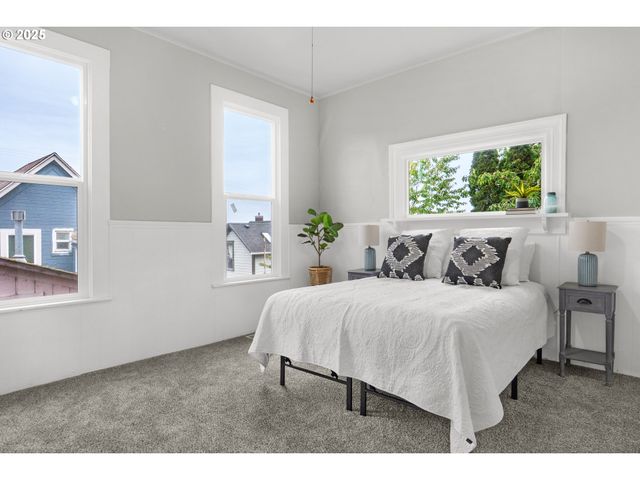 256 4TH St, Astoria, OR 97103