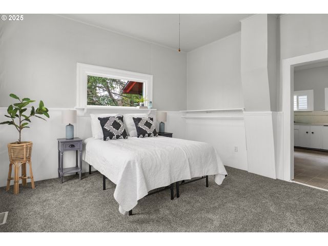 256 4TH St, Astoria, OR 97103