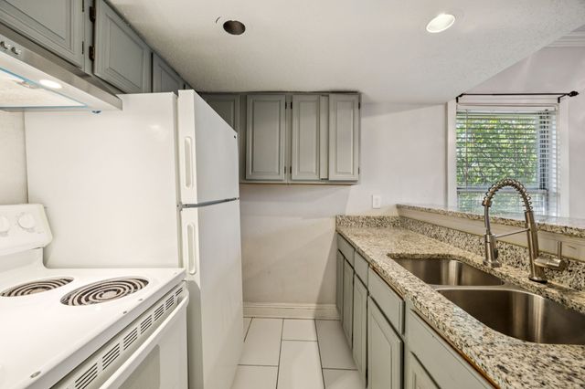 210 S Rosemont Avenue, Dallas, TX 75208