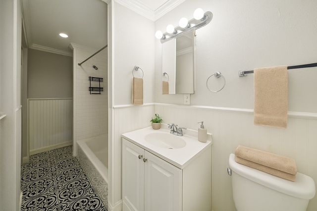 210 S Rosemont Avenue, Dallas, TX 75208