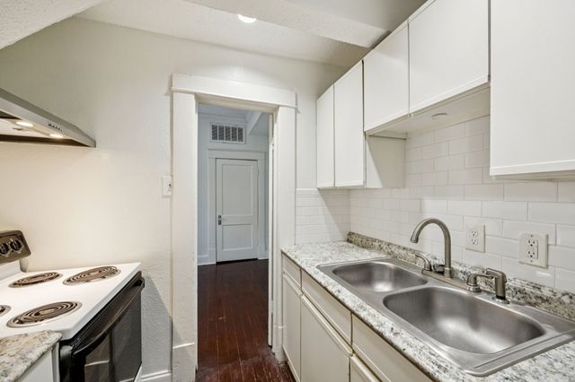 210 S Rosemont Avenue, Dallas, TX 75208