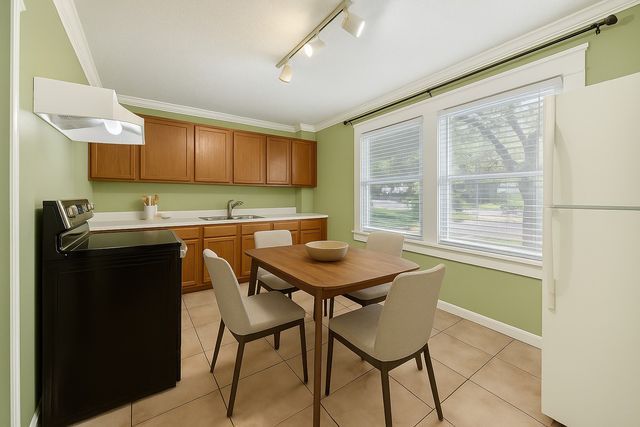 210 S Rosemont Avenue, Dallas, TX 75208