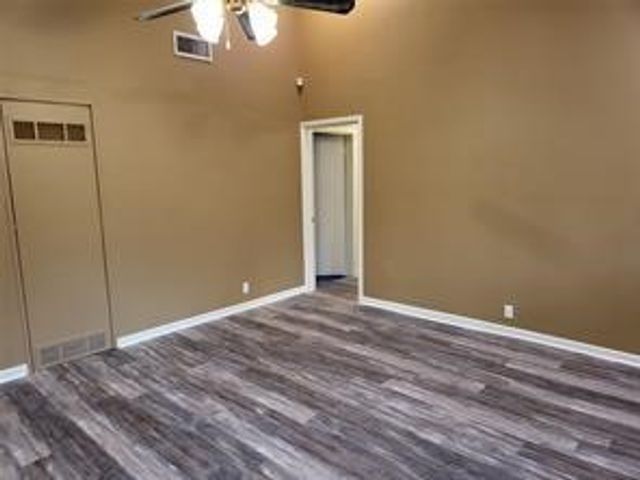 5728 Rockhill Road, Fort Worth, TX 76112