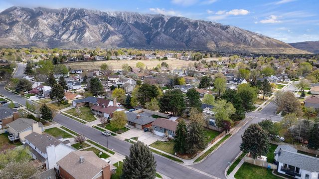 1758 E ABBEDALE LN, Sandy, UT 84092