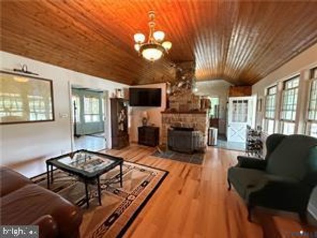 1686 LOCUST GROVE RD, Topping, VA 23169