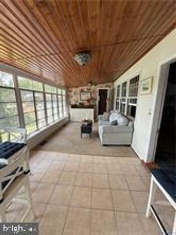 1686 LOCUST GROVE RD, Topping, VA 23169