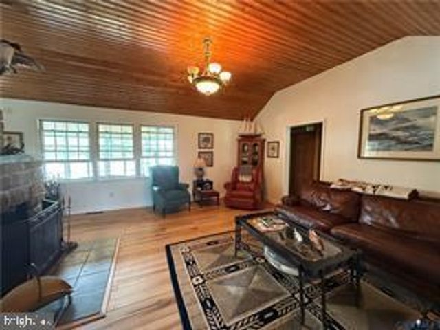 1686 LOCUST GROVE RD, Topping, VA 23169