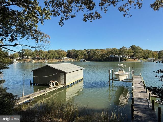 1686 LOCUST GROVE RD, Topping, VA 23169