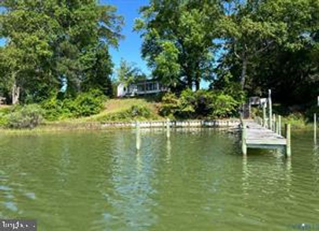 1686 LOCUST GROVE RD, Topping, VA 23169