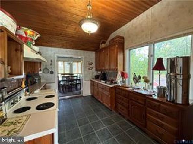 1686 LOCUST GROVE RD, Topping, VA 23169