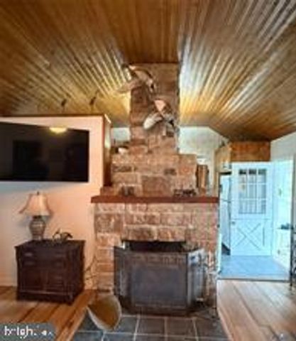 1686 LOCUST GROVE RD, Topping, VA 23169