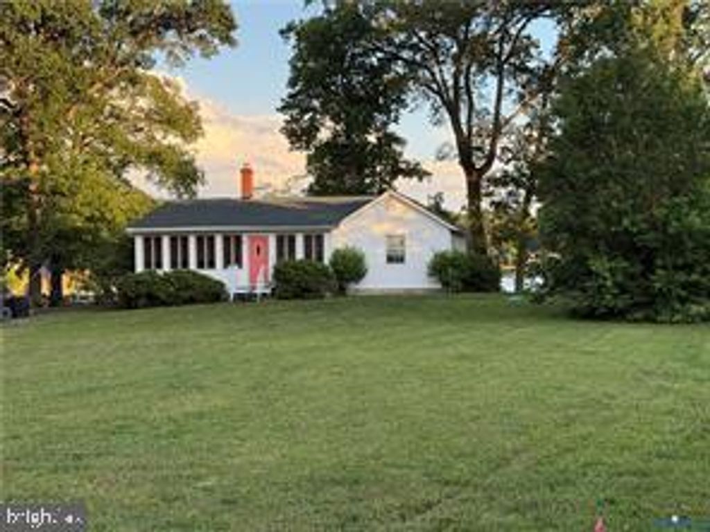 1686 LOCUST GROVE RD, Topping, VA 23169