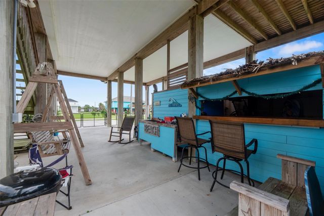 110 S Verdia Drive, Crystal Beach, TX 77650
