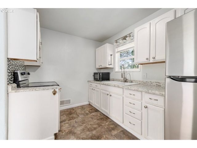 1235 Se BOOTH Ave, Roseburg, OR 97470